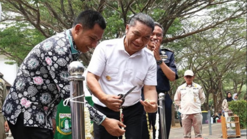 PJ Gubernur Banten Al Muktabat melepas ekspor briket arang batok kelapa ke Arab Saudi. (Foto: Dok Pemprov)