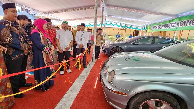 Mobil Jaguar milik Dahlan Iskan yang kini sudah diubah menjadi kendaraan listrik oleh SMK 2 PSM Takeran. (Foto: Disway)