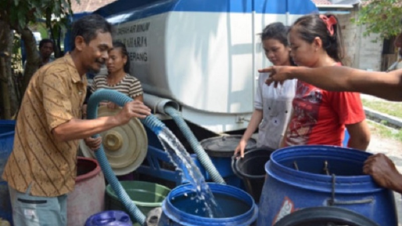 Pemkab Tangerang menyalurkan air bersih ke Kampung Rancasadang Desa Tapos Kecamatan Tigaraksa. (Foto: Dok Pemkab)
