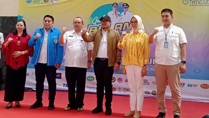 Wakil Walikota Tangsel Pilar Saga Ichsan (jaket coklat) saat menutup acara Gebyar Bulan Pemuda Tangsel. (Foto: Repro)