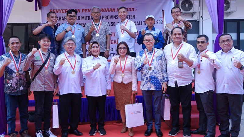 PMI Banten memberikan penghargaan kepada pendonor darah sukarela dan peruahaan yang memberikan dukungan terhadap PMI. (Foto: Ist)
