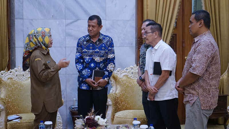 Bupati Serang Ratu Tatu Chasanah saat berbincang dengan perwakilan Pokphand. (Foto: Dok Pemkab)
