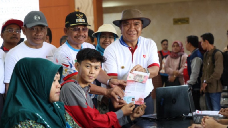 Pj Gubernut Banten Al Muktabar mengawal penyaluran Bansos Program Penanganan Kemiskinan Ekstrem di Kota Tangerang. (Foto: Dok Pemkot)