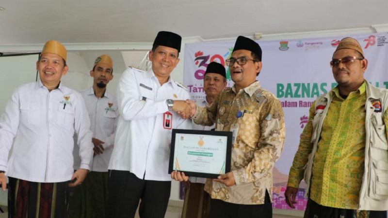 Penjabat(Pj) Bupati Tangerang Andi Ony menyalurkan Zis Baznas Kabupaten Tangerang. (Foto: Dok Pemkab)