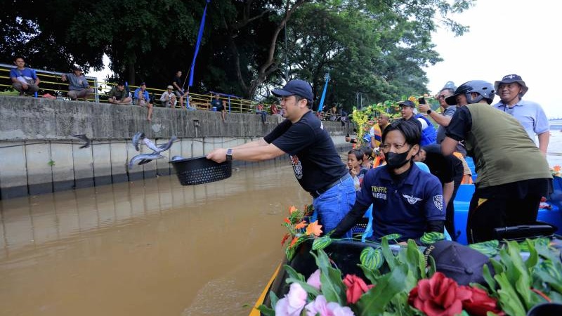 Walikota Tangeran Arief Wismansyah menebar ikan lele di Kali Cisadane untuk dipancing warga. (Foto: Dok Pemkot)