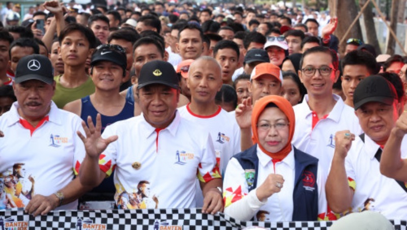 Pj Gubernur Banten Al Muktabar mengikuti acara Banten Maraton 10k di Anyer. (Foto: Dok Pemprov)