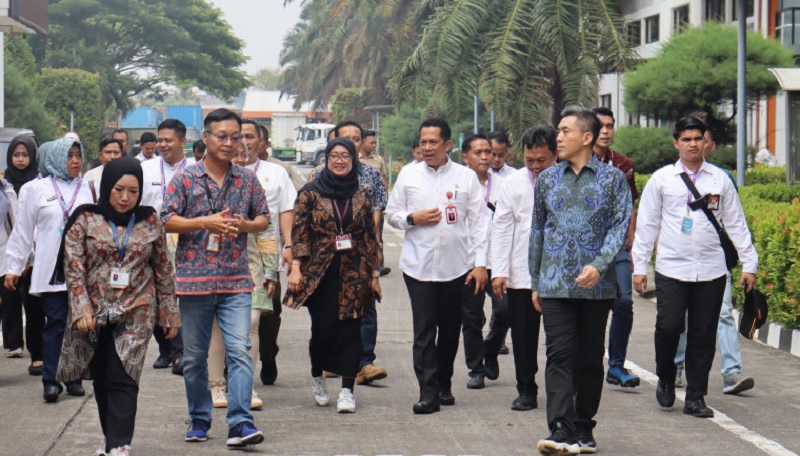 Pejabat Bupati Tangerang Andi Ony mengunjungi PT Ching Luh Indonesia di Kecamatan Cikupa, Jumat, (3/11/23). (Foto: Dok Pemkab)