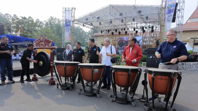 Wakil Walikota Tangerang memukul Gong tanda dimulainya kejuaraan internasional drum. (Foto: Dok Pemkot)