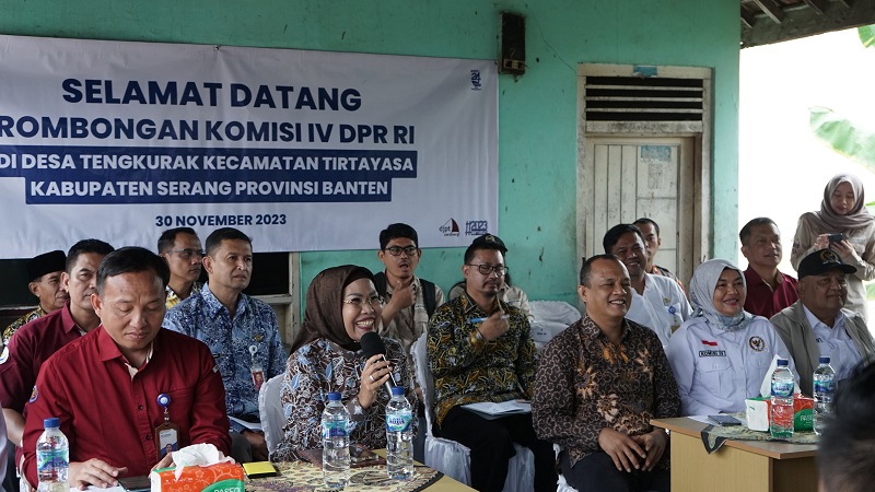 Bupati Serang Ratu Tatu Chasanah mendampingi  Komisi IV DPR RI yang melakukan kunjungan kerja ke Desa Tengkurang. (Foto: AMR)