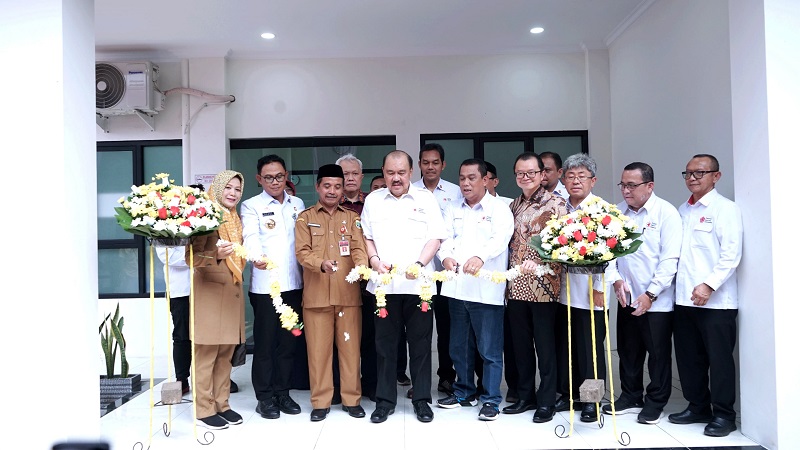 Gunting pita peresmian Klinik Utama Bakti PMI Banten. (Foto: PMI Banten)