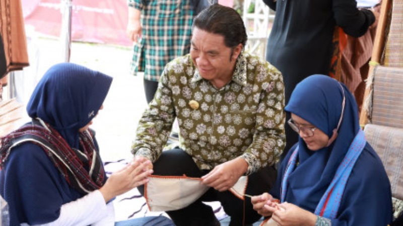 Pj Gubernur Banten Al Muktabar dalam kegiatan Pagelaran Wastra Banten. (Foto: Dok Pemprov)