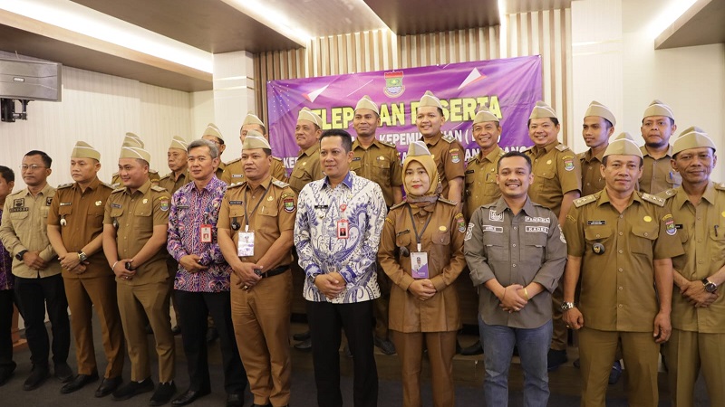 Pj Bupati Tangerang Andi Ony berfoto bersama 20 puluh Kades baru yang mengikuti latihan dasar kepemimpinan (LDK). (Foto: Dok Pemkab)