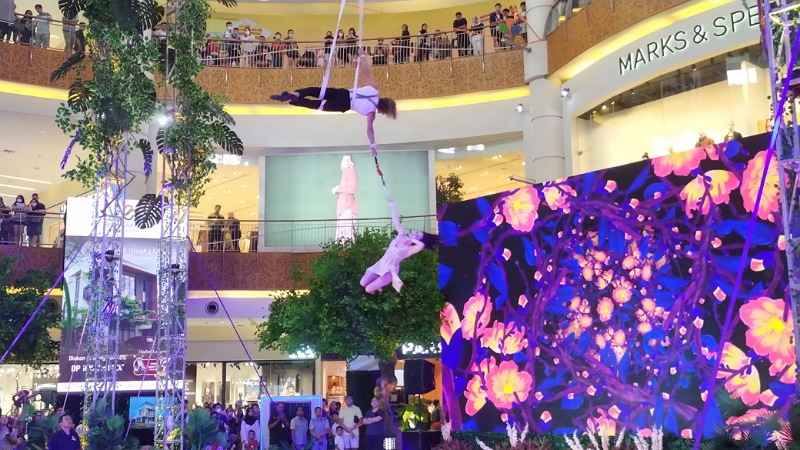 Pertunjukan kelas dunia Aerial Silk Dance dari Rusia tampil memukau di Summarecon Mall Serpong. (Foto: Lani)
