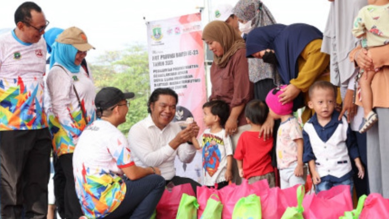 Pj Gubernur Banten Al Muktabar meyalurkan Bansos program penanganan kemiskinan ekstrem kepada masyarakat Kota Cilegon. (Foto: Dok Pemprov)