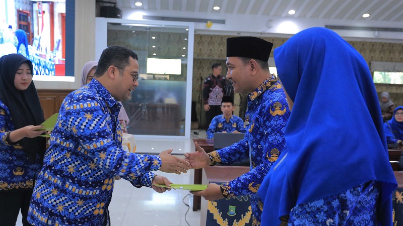 Walikota Tangerang Arief Wismansyah menyerahkan SK pengangkatan Guru menjadi Kepala Sekolah. (Foto: Dok Pemkot)