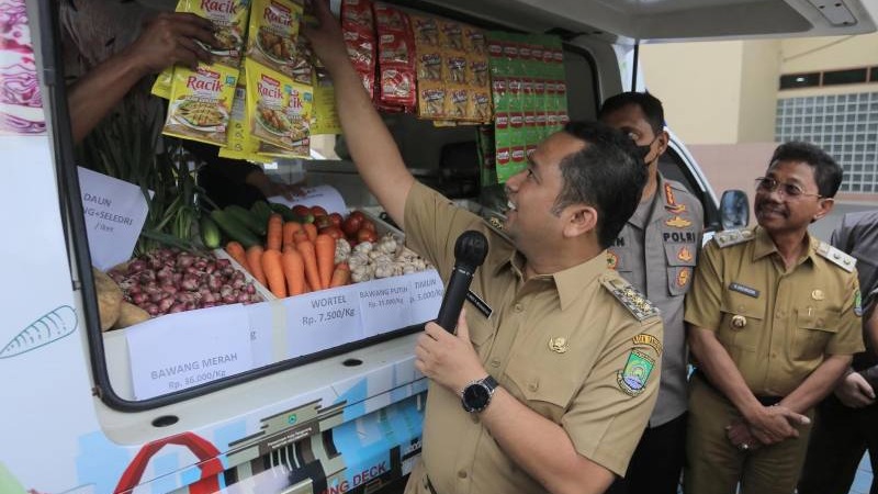 Walikota Tangerang Arief Wismansyah saat mengecek mobil pasar keliling Si Jampang. (Foto: Dok Pemkot)