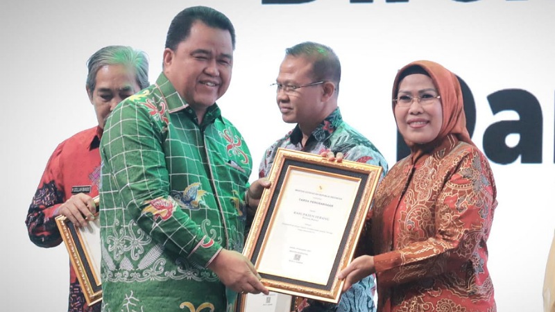 Bupati Serang Ratu Tatu Chasanah mendpat penghargaan dari Kemenkes, Kepala Daerah dengan pencapaian IDL terringgi. (Foto: Istimewa)