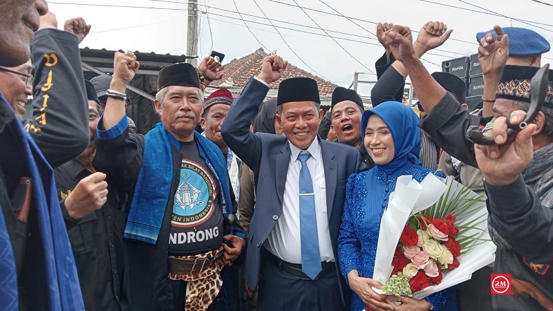 Walikota Serang Syafrudin diiringi simpatisan dan warga Kota Serang megakhiri jabatannya, Selasa (5/12/203) (Foto: Iyan)