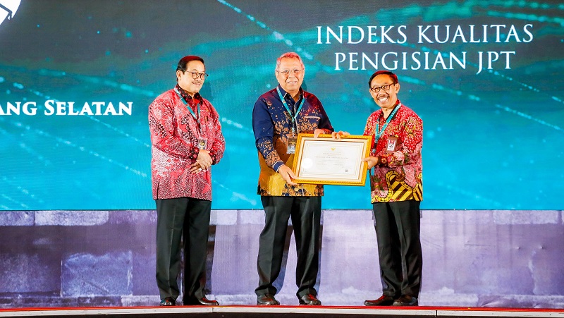 Walikota Tangsel Beyamin Davnie menerima penghargaan di ajang Anugerah Meritokrasi KASN 2023. (Dok Pemkot)