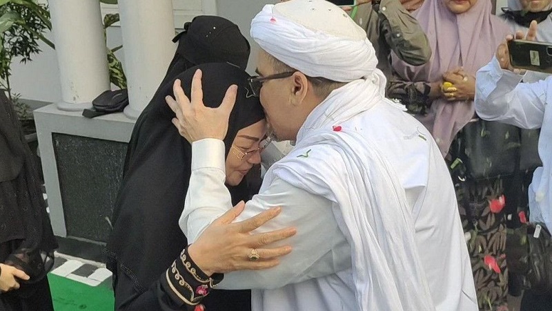Syarifah Fadlun saat menyambut sang suami Habib Rizieq Shihab ketika tiba di Indonesia. (Foto: Repro)