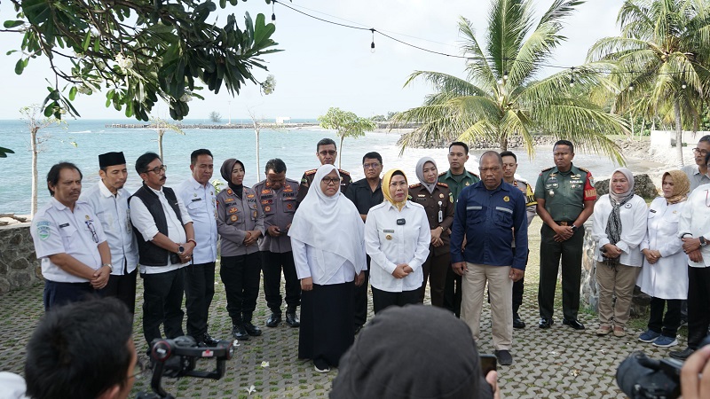 Bupati Serang Ratu Tatu Chasanah memberikan keterangan pers memastikan Pantai Anyer-Cinangka aman untuk berwisata. (Foto: AMR)