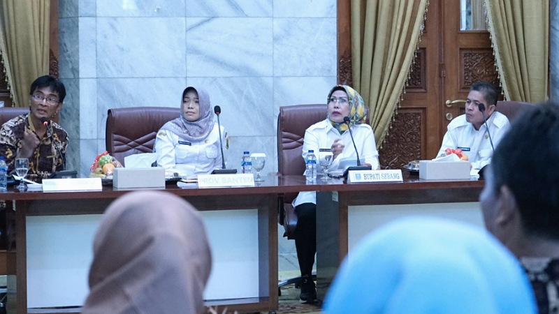 Bupati Serang Ratu Tatu Chasanah meminta Dirut BPR Serang yang baru meningkatkan kinerja. (Foto: AMR)