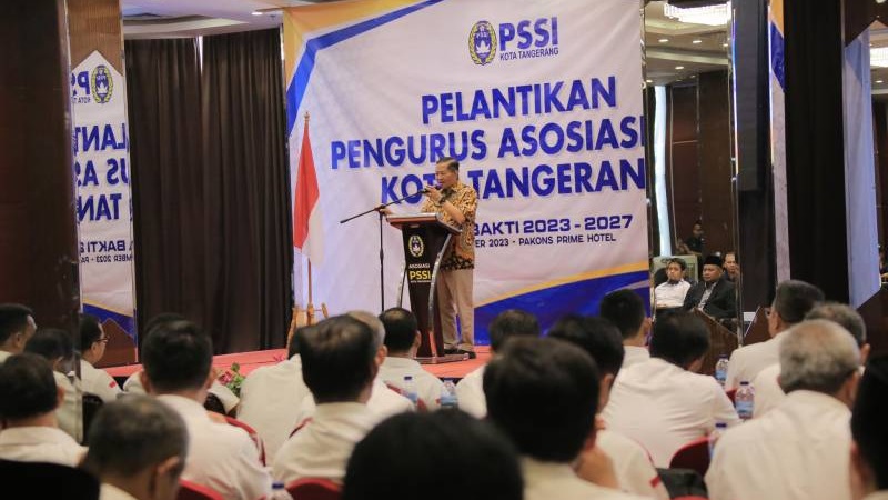 Sekda Kota Tangerang, Herman Suwarman memberikan sambutan dalam pelantikan Askot PSSI Kota Tangerang. (Foto" Dok Pemkot)