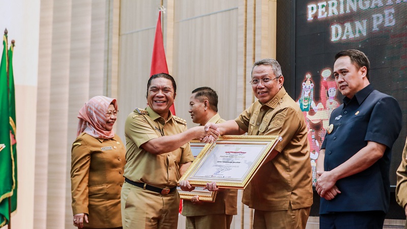 Walikota Tangsel, Benyamin Davnie menerima penghargaan Kota Tangsel sebagai Daerah Peduli HAM 2023 yang diserahkan Pj Gubernur Banten Al Muktabar. (Foto: Dok Pemkot)