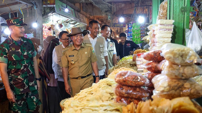 Pj Gubernur Banten Al Muktabar melakukan Sidak harga dan ketersedian bahan pokok di Pasar Rau. (Foto: Dok Pemprov)