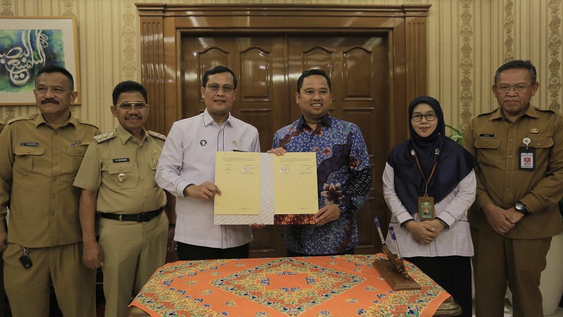 Walikota Tangerang Arief Wismansyah dan epala Pengadilan Agama Tangerang, Suryadi menunjukan Mou Kerjasama. (Foto: Dok Pemkot)