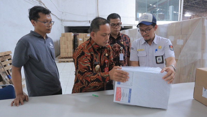 Pj Walikota Tangerang Nurdin, meninjau kesiapan logistik Pemilu. (Foto: Dok Pemkot)