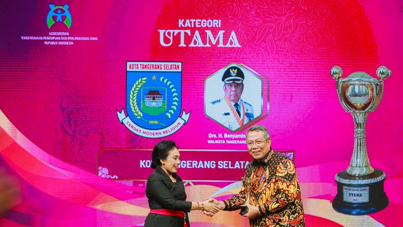 Menteri PPPA Bintang Puspayoga myerahkan penghargaan APE 2023 kepada Walikota Tangsel Benyamin Davnie. (Foto: Dok Pemkot)