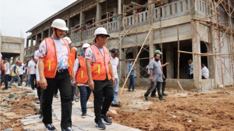 Pj Gubernur Banten Al Muktabar saat meninjau pembangunan SMAN 4 Rangkastibung. (Foto: Dok  Pemprov)