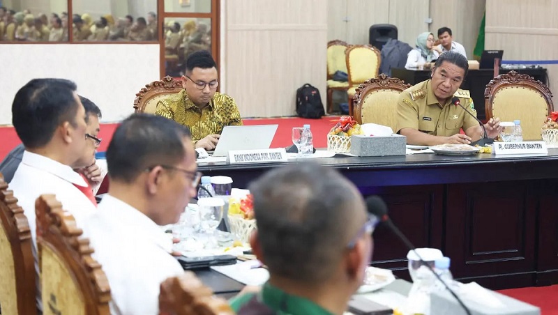 Pj Gubernur Banten Al Muktabar saat Rapat Koordinasi Pengendalian Inflasi di Pendopo KP3B, Kota Serang, Senin (22/1). (Foto: Dok Pemprov)