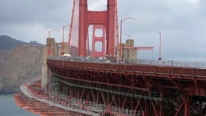 Pembangunan jaring di Jembatan Golden Gate, San Francisco.--