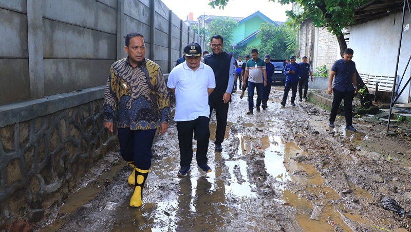 Pj Walikota Tangerang, Nurdin, meninjau wilayah yang tergenang banjir. (Foto: Dok Pemkot)