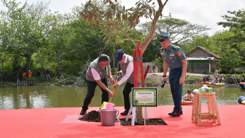 Wapres KH Maruf Amin didampingi Pj Gubernur Banten Al Muktabar menanam pohon dalam  Kick Off Tanara Clean Up. (Foto: Dok Pemprov)