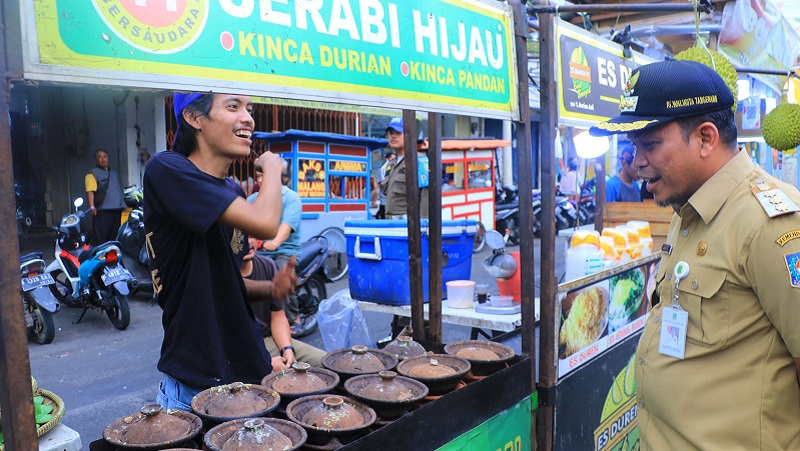 Pj Walikota Tangerng Nurdin saat wisata kuliner di pasar lama. (Foto: Dok Pemkot)