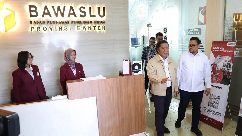 Kunjungan Pj Gubernur Banten Al Muktabar ke Kantor Bawaslu Banten. (Foto: Dok Pemprov)