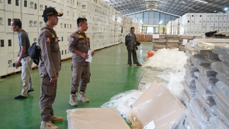 Satpol PP Kabupaten Tangerang melakukan pengawalan logistik Pemilu di KPUD Tangerang. (Foto: Repro)
