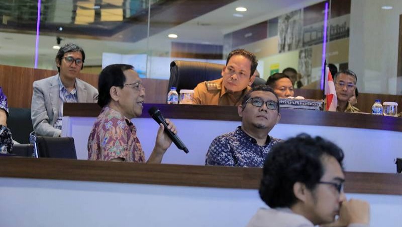 Pj Walikota Tangerang Nurdin, mendengarkan penjelasan akademisi  di Tangerang Live Room, Selasa (30/1). (Foto: Dok Pemkot)