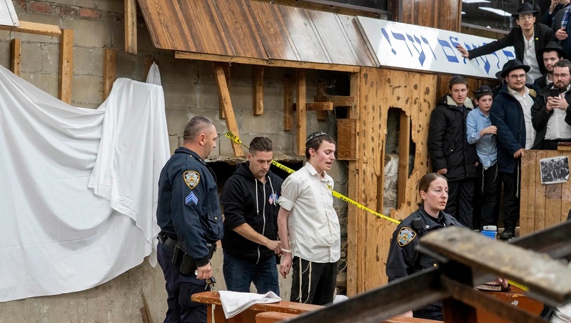 Penahanan anak-anak muda yang menempati terowongan di Sinagog Chabad-Lubavitch, Brooklyn, New York, Amerika Serikat.-