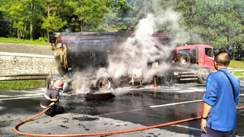 Truk tanki berisi metanol yang terbakar di tol Jakarta-Merak berhasil dipadamkan petugas BPBD Tangerang. (Foto: Pemkab)