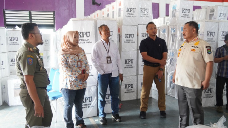 Kasat Pol PP Kabupaten Tangerang, Agus Suryana saat meninjau pendistribusian logistik Pemilu. (Foto: Dok Pemkab)