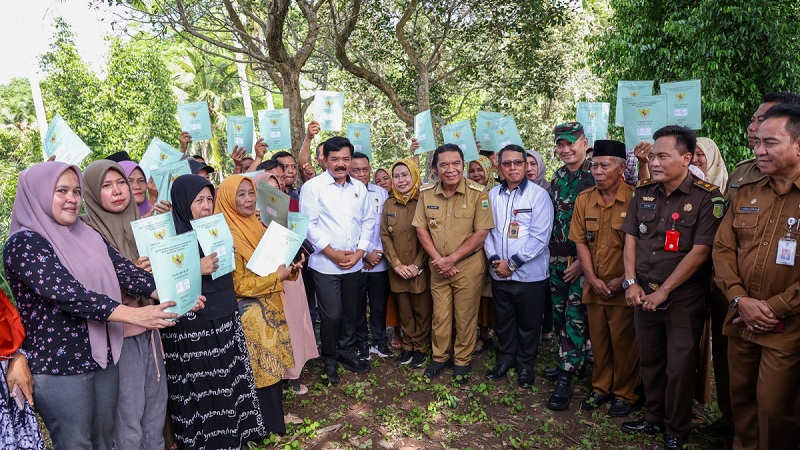 Menteri ATR/BPN Republik Indonesia Hadi Tjahjanto didampingi Pj Gubernur Banten Al Muktabar menyerahkan sertifikat PTSL. (Foto: Dok Pemkab)