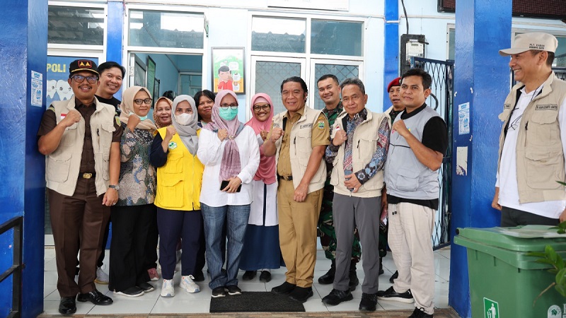 Pj Gubernur Banten Al Muktabar saat pemantauan Tim Kesehatan di Puskesmas Pancur Kecamatan Taktakan Kota Serang. (Foto: Repro)