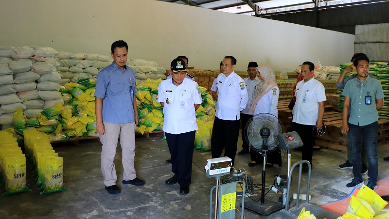 Pj Walikota Tangerang Nurdin saat meninjau ketersediaan beras di kantor Perum Bulog Kantor Cabang Tangerang. (Foto: Repro)
