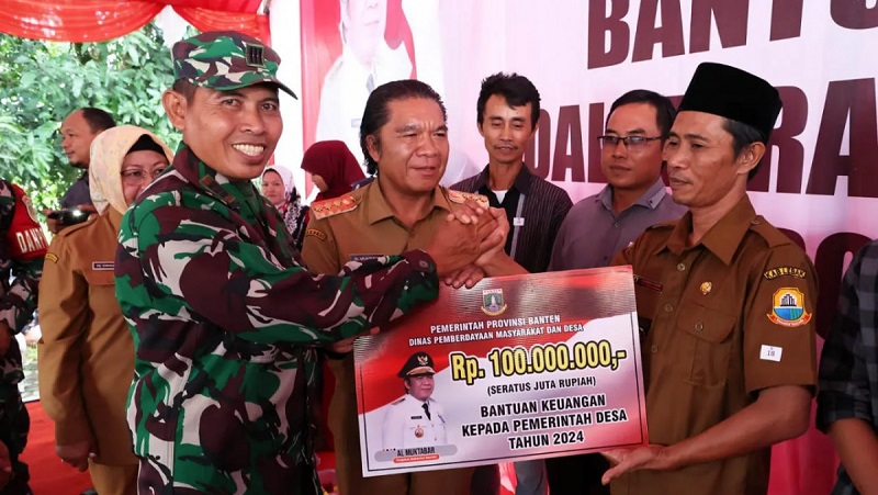 Pj Gubernur Banten menyalurkan Bantuan Keuangan Desa di Kabupaten Lebak. (Foto: Repro)
