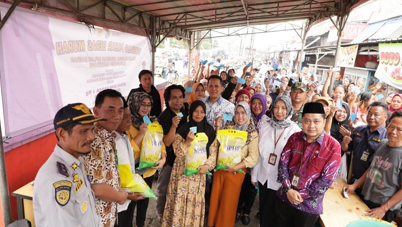 Pj Bupati Tangerang Andi Ony bersama jajaran saat melakukan operasi pasar pasca Pemilu. (Foto: Repro)
