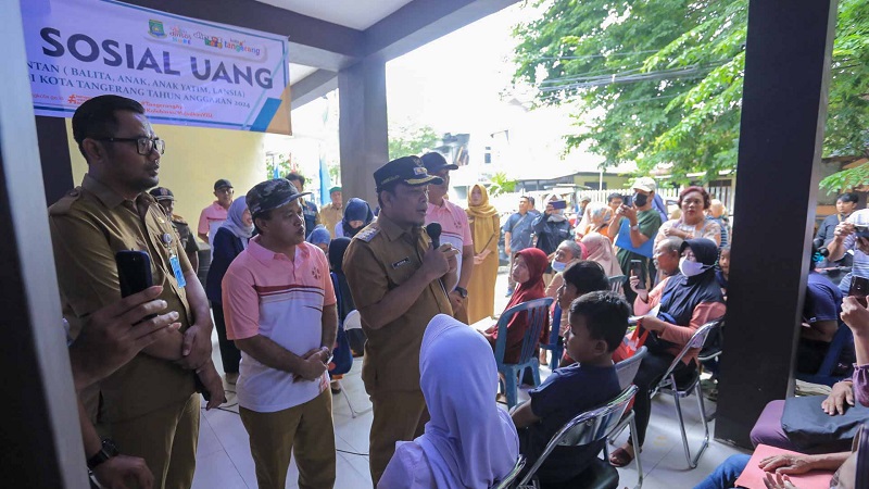 Pj Walikota Tangerang bagikan Bansos uang tunai kepada 270 orang di Kecamatan Tangerang. (Foto: Dok Pemkot)